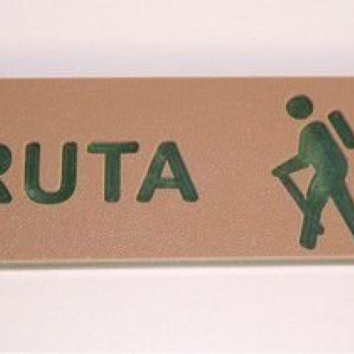 Cartel de senderismo hecho en panel de plastico bicapa