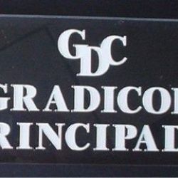 Fresado en metacrilato de 10mm por la parte de atras por el contorno de letras para luego darle luz para conseguir el efecto llamado LUZ FILTRANTE