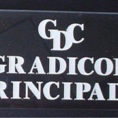 Fresado en metacrilato de 10mm por la parte de atras por el contorno de letras para luego darle luz para conseguir el efecto llamado LUZ FILTRANTE